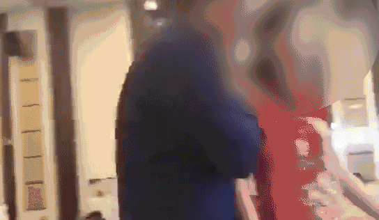 儿子婚礼现场父亲竟强吻儿媳!